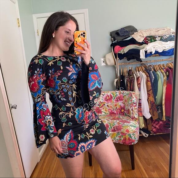 Alice + Olivia Black Paisley Long Flare Sleeve Mini Dress 2 - Picture 8 of 16